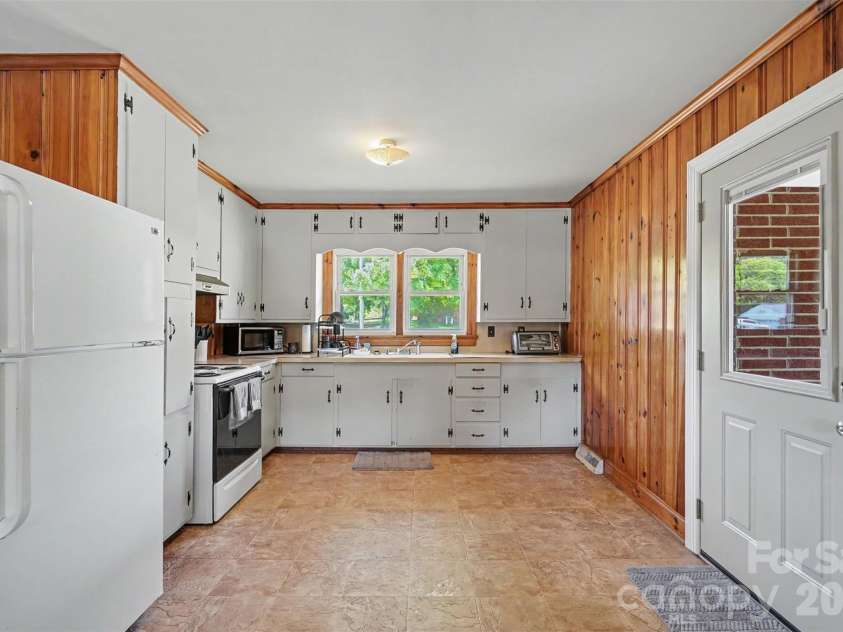 410 Airport Road, Kannapolis, NC 28081.  MLS# CAR4381676, YatesRealty ID 24804. 