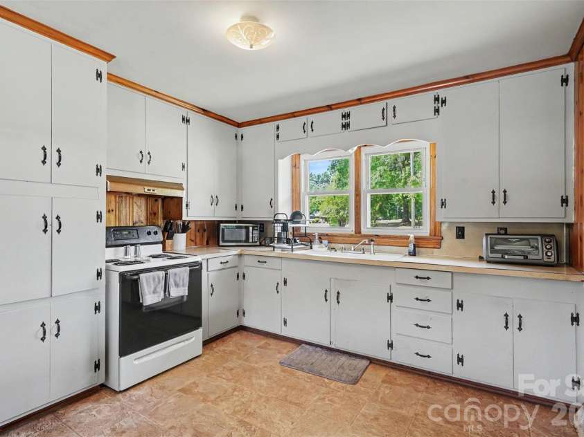 410 Airport Road, Kannapolis, NC 28081.  MLS# CAR4381676, YatesRealty ID 24804. 