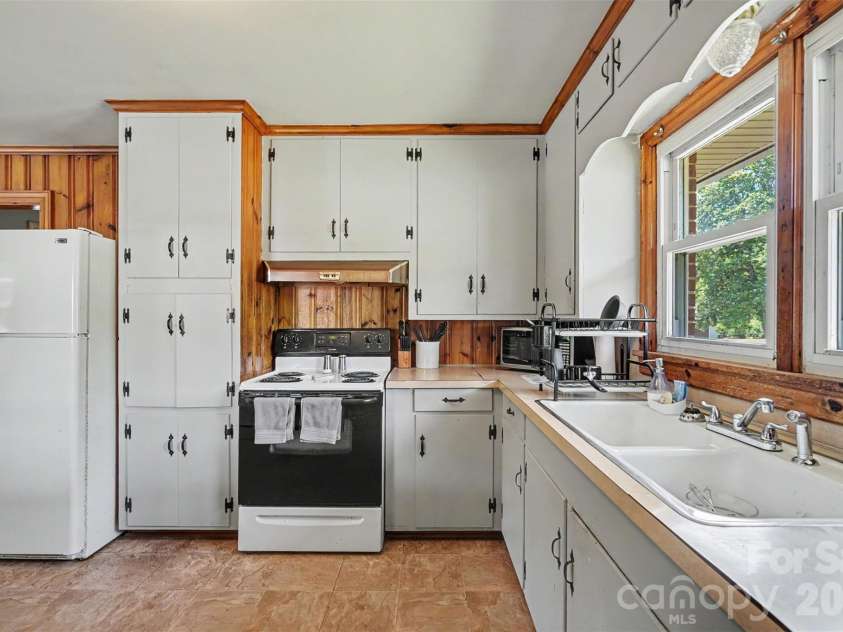 410 Airport Road, Kannapolis, NC 28081.  MLS# CAR4381676, YatesRealty ID 24804. 