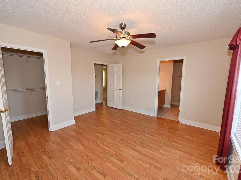 202 Pine Meadows Street, Hickory, NC 28601.  MLS# CAR4277664, YatesRealty ID 24805. 