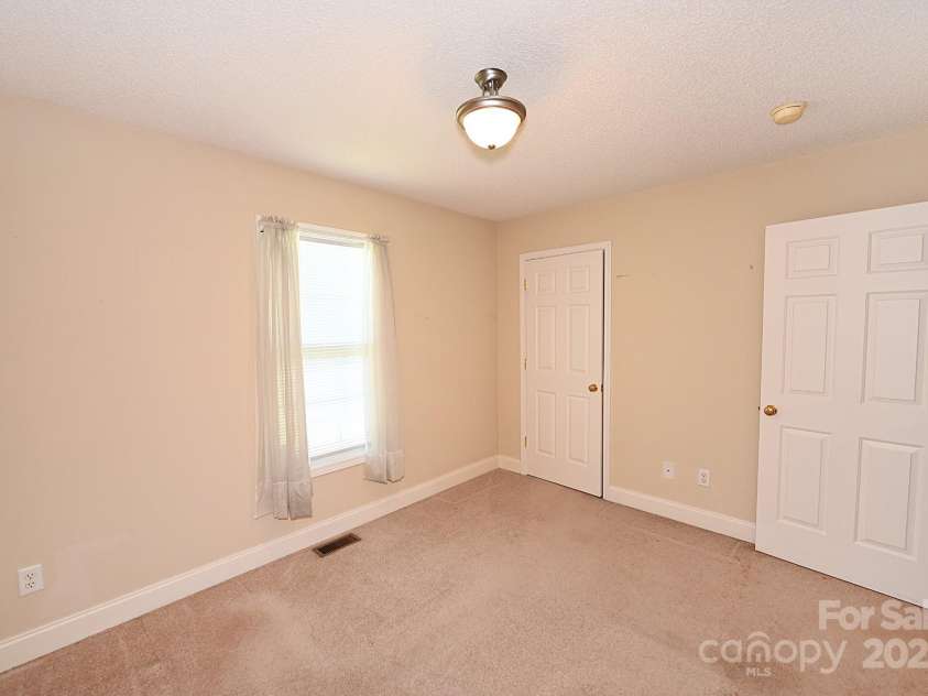 202 Pine Meadows Street, Hickory, NC 28601.  MLS# CAR4277664, YatesRealty ID 24805. 