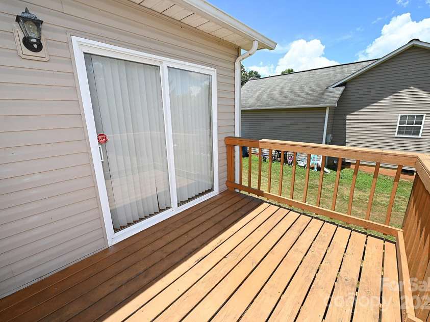 202 Pine Meadows Street, Hickory, NC 28601.  MLS# CAR4277664, YatesRealty ID 24805. 