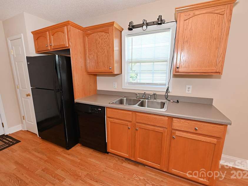 202 Pine Meadows Street, Hickory, NC 28601.  MLS# CAR4277664, YatesRealty ID 24805. 