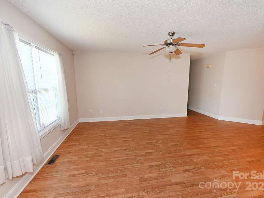 202 Pine Meadows Street, Hickory, NC 28601.  MLS# CAR4277664, YatesRealty ID 24805. 