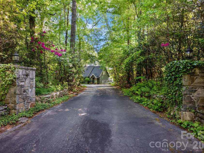 90 West Shore Drive, Lake Toxaway, NC 28747.  MLS# CAR4382886, YatesRealty ID 24805. 