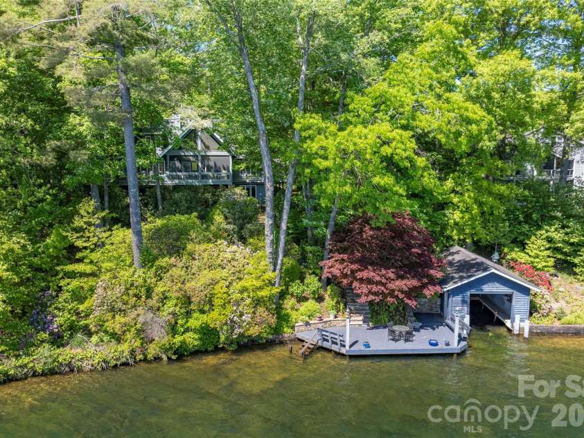 90 West Shore Drive, Lake Toxaway, NC 28747.  MLS# CAR4382886, YatesRealty ID 24805. 