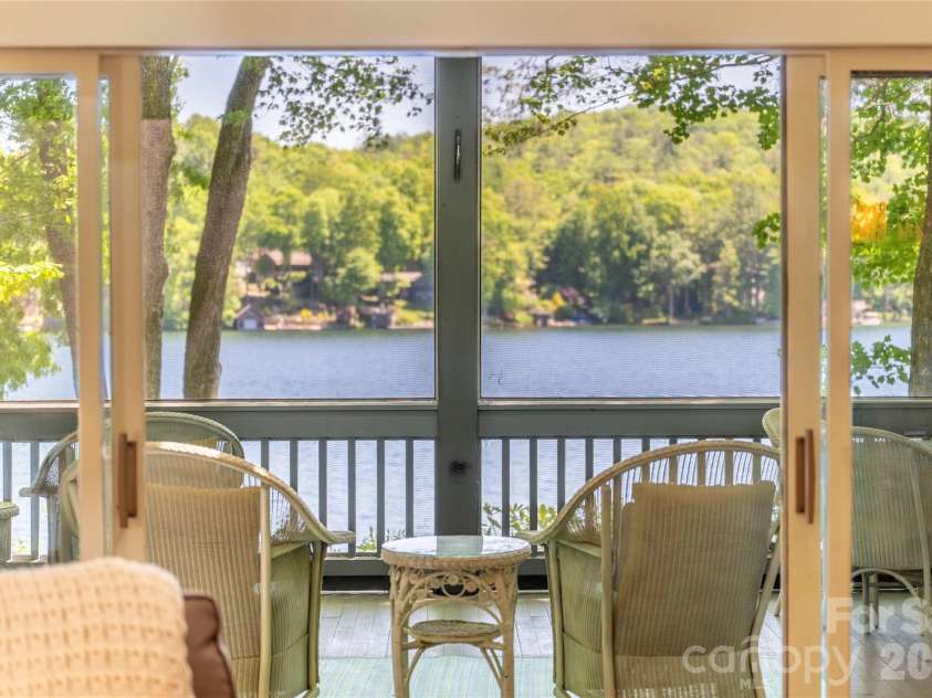 90 West Shore Drive, Lake Toxaway, NC 28747.  MLS# CAR4382886, YatesRealty ID 24805. 