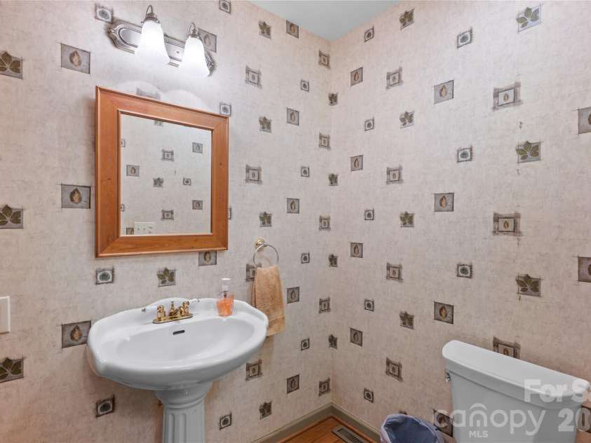 90 West Shore Drive, Lake Toxaway, NC 28747.  MLS# CAR4382886, YatesRealty ID 24805. 