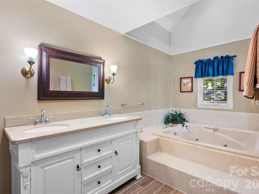 90 West Shore Drive, Lake Toxaway, NC 28747.  MLS# CAR4382886, YatesRealty ID 24805. 