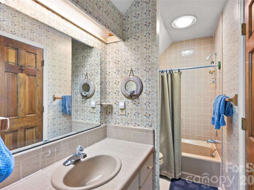 90 West Shore Drive, Lake Toxaway, NC 28747.  MLS# CAR4382886, YatesRealty ID 24805. 
