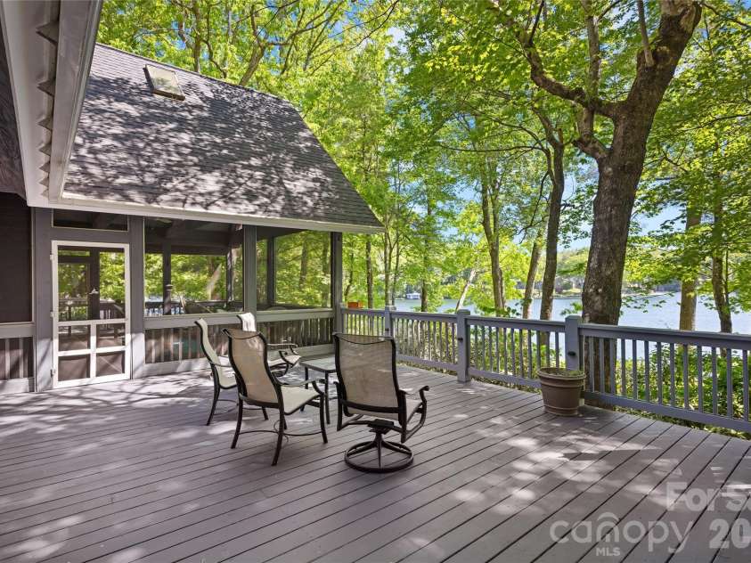 90 West Shore Drive, Lake Toxaway, NC 28747.  MLS# CAR4382886, YatesRealty ID 24805. 