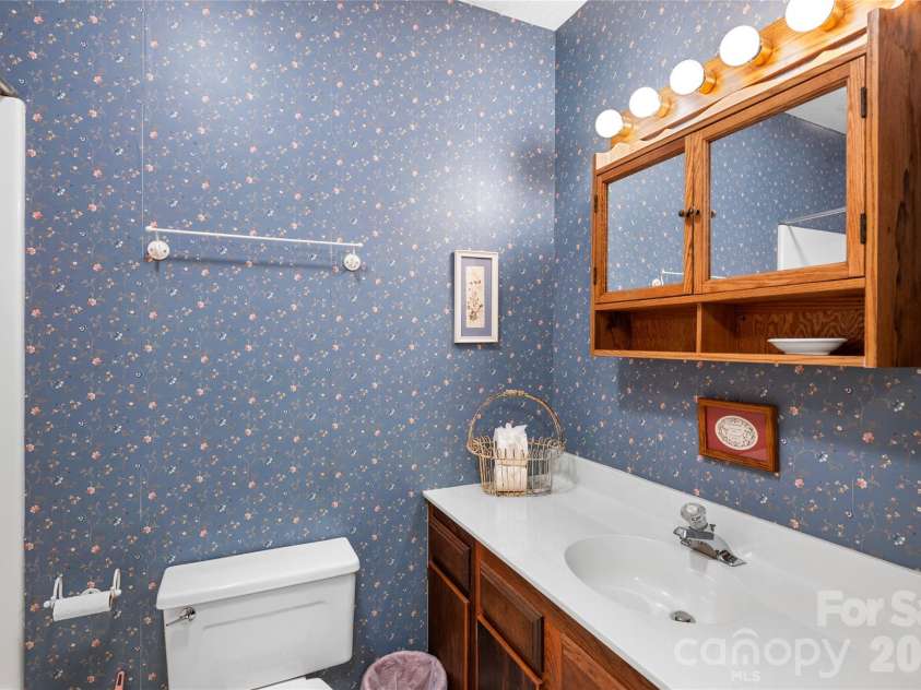 90 West Shore Drive, Lake Toxaway, NC 28747.  MLS# CAR4382886, YatesRealty ID 24805. 