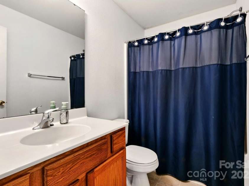 1134 Plaza Walk Drive, Charlotte, NC 28215.  MLS# CAR4267579, YatesRealty ID 24807. Full Bathroom