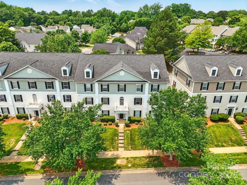 1134 Plaza Walk Drive, Charlotte, NC 28215.  MLS# CAR4267579, YatesRealty ID 24807. Welcome home to 1134 Plaza Walk in Citiside!
