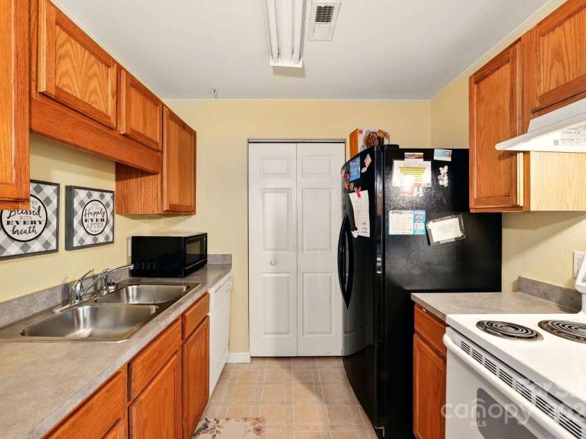 1134 Plaza Walk Drive, Charlotte, NC 28215.  MLS# CAR4267579, YatesRealty ID 24807. Whip up dinner in your kitchen
