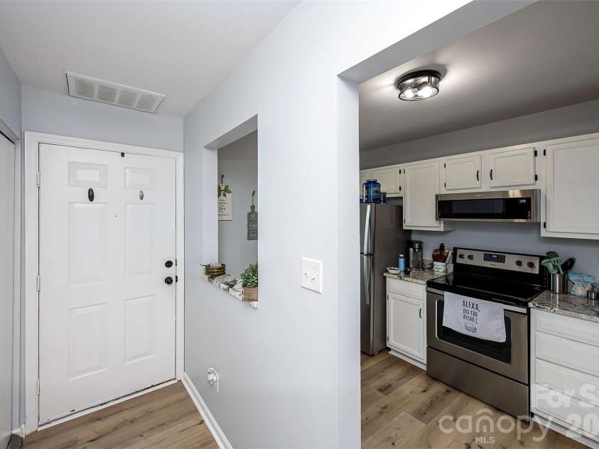 6137 Windsor Gate Lane, Charlotte, NC 28215.  MLS# CAR4379618, YatesRealty ID 24807. 