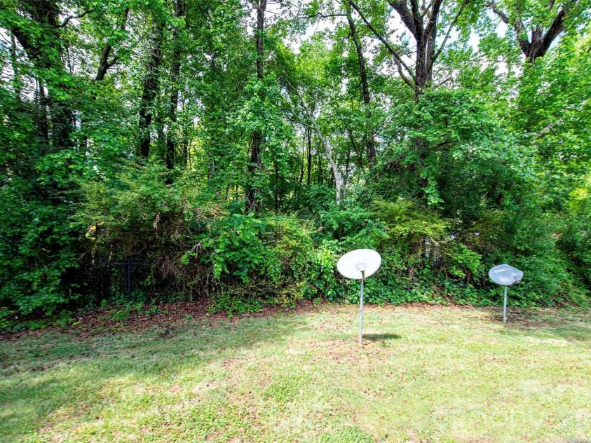 6137 Windsor Gate Lane, Charlotte, NC 28215.  MLS# CAR4379618, YatesRealty ID 24807. BACKYARD