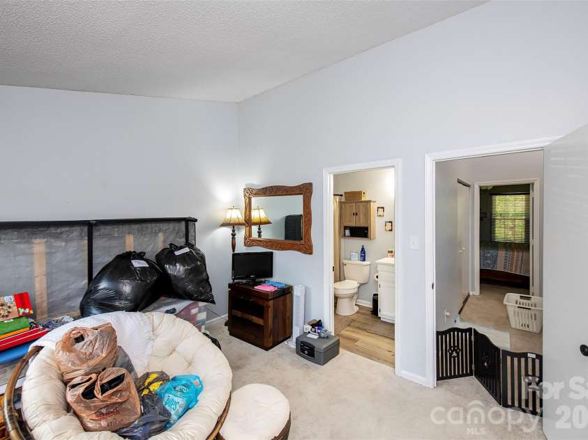 6137 Windsor Gate Lane, Charlotte, NC 28215.  MLS# CAR4379618, YatesRealty ID 24807. BEDROOM TWO