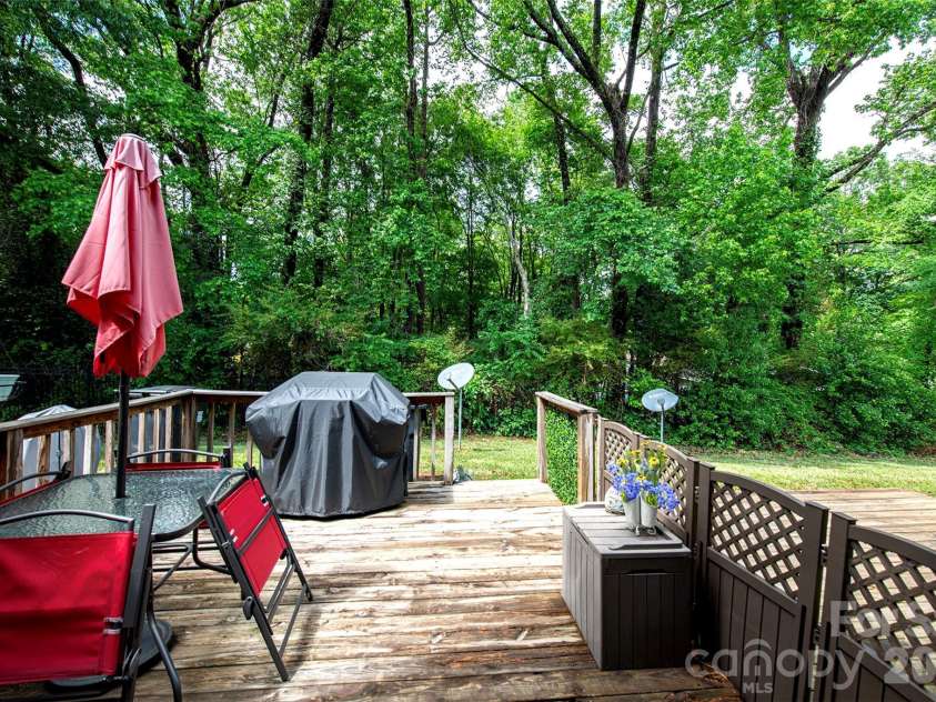 6137 Windsor Gate Lane, Charlotte, NC 28215.  MLS# CAR4379618, YatesRealty ID 24807. DECK