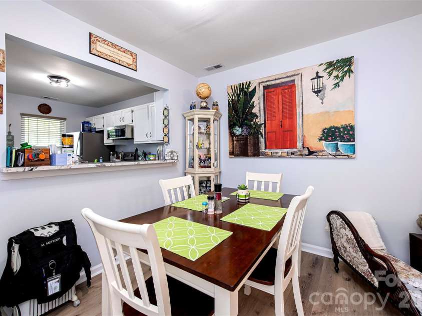 6137 Windsor Gate Lane, Charlotte, NC 28215.  MLS# CAR4379618, YatesRealty ID 24807. DINING AREA