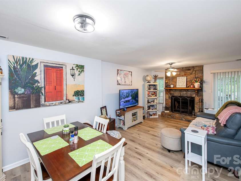 6137 Windsor Gate Lane, Charlotte, NC 28215.  MLS# CAR4379618, YatesRealty ID 24807. DINING/GREAT ROOM