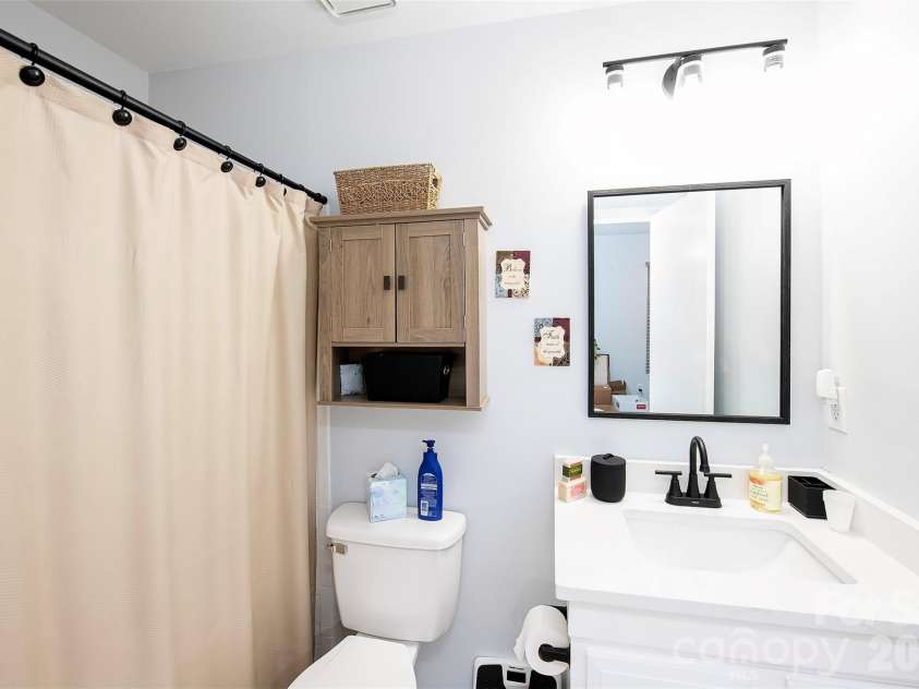 6137 Windsor Gate Lane, Charlotte, NC 28215.  MLS# CAR4379618, YatesRealty ID 24807. FULL BATH IN BEDROOM TWO
