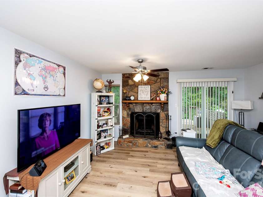 6137 Windsor Gate Lane, Charlotte, NC 28215.  MLS# CAR4379618, YatesRealty ID 24807. GREAT ROOM