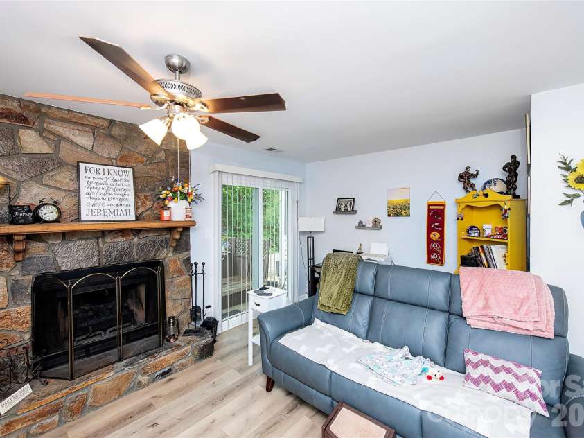 6137 Windsor Gate Lane, Charlotte, NC 28215.  MLS# CAR4379618, YatesRealty ID 24807. GREAT ROOM