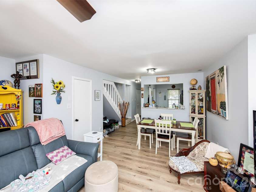 6137 Windsor Gate Lane, Charlotte, NC 28215.  MLS# CAR4379618, YatesRealty ID 24807. GREAT ROOM