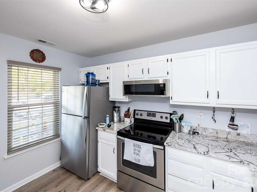 6137 Windsor Gate Lane, Charlotte, NC 28215.  MLS# CAR4379618, YatesRealty ID 24807. KITCHEN