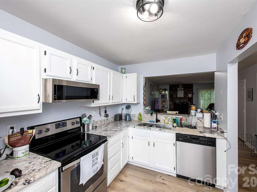 6137 Windsor Gate Lane, Charlotte, NC 28215.  MLS# CAR4379618, YatesRealty ID 24807. KITCHEN