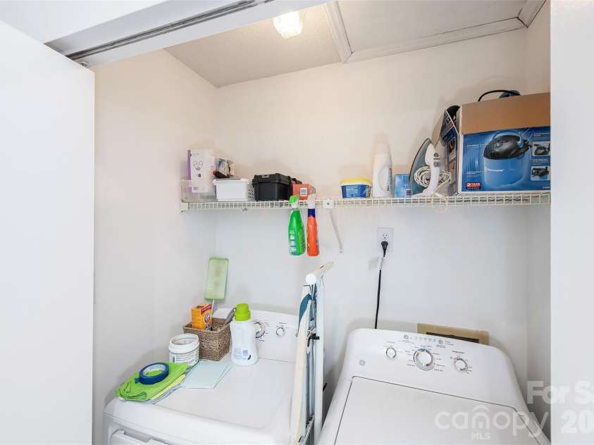 6137 Windsor Gate Lane, Charlotte, NC 28215.  MLS# CAR4379618, YatesRealty ID 24807. LAUNDRY