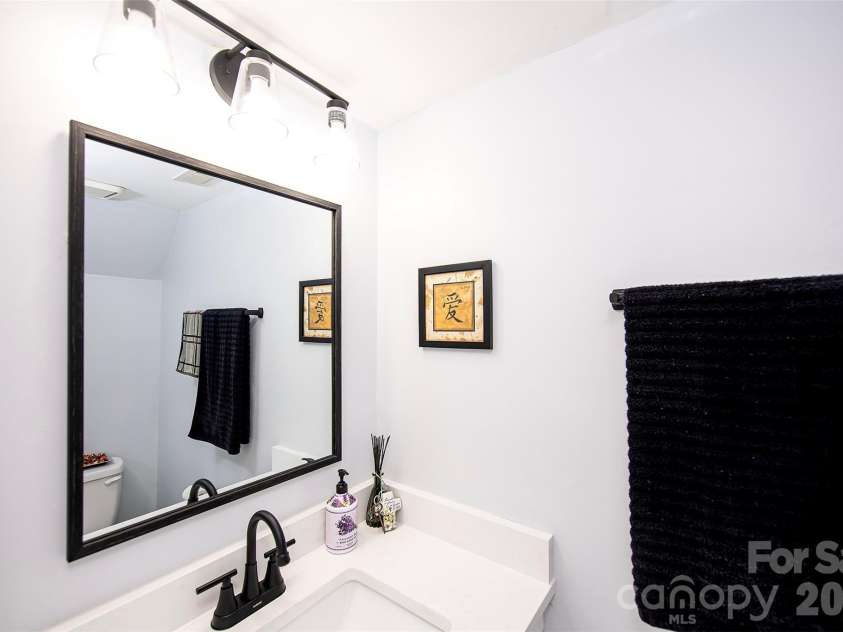6137 Windsor Gate Lane, Charlotte, NC 28215.  MLS# CAR4379618, YatesRealty ID 24807. POWDER ROOM