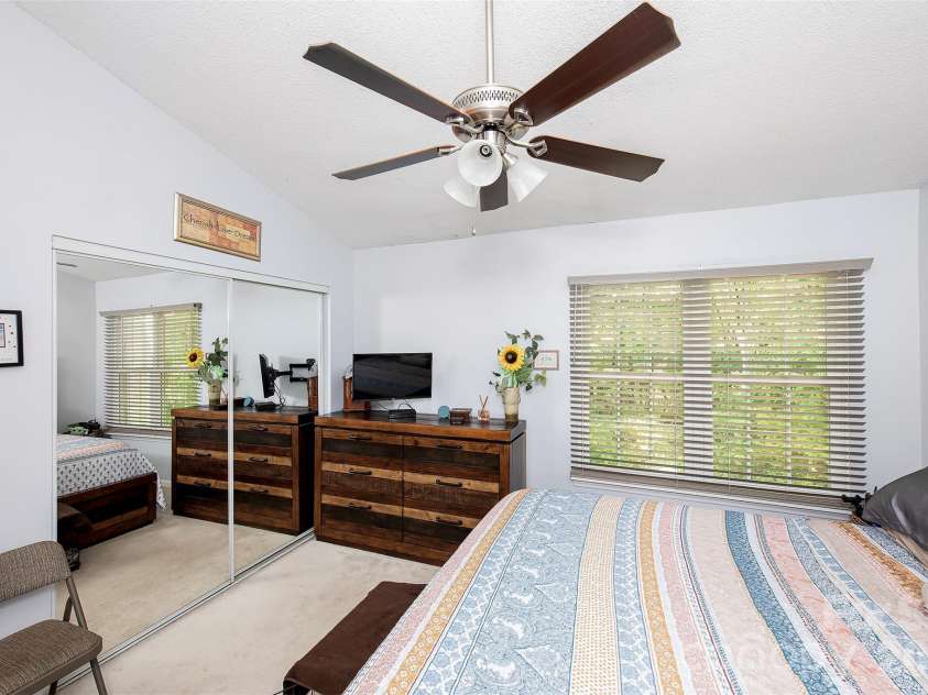 6137 Windsor Gate Lane, Charlotte, NC 28215.  MLS# CAR4379618, YatesRealty ID 24807. PRIMARY BEDROOM