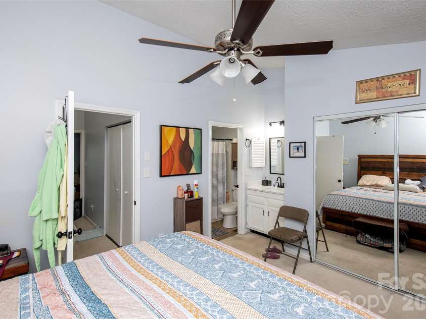 6137 Windsor Gate Lane, Charlotte, NC 28215.  MLS# CAR4379618, YatesRealty ID 24807. PRIMARY BEDROOM