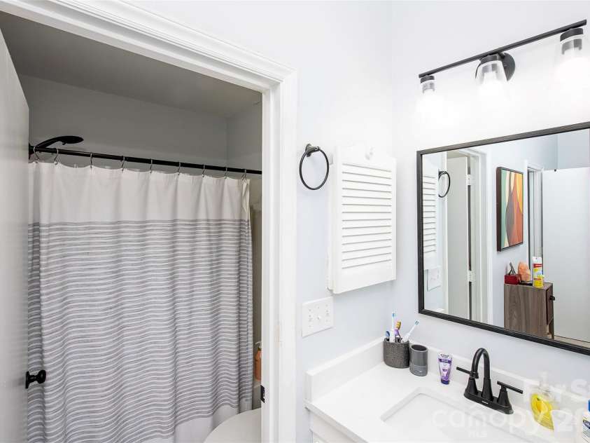 6137 Windsor Gate Lane, Charlotte, NC 28215.  MLS# CAR4379618, YatesRealty ID 24807. PROMARY BATHROOM