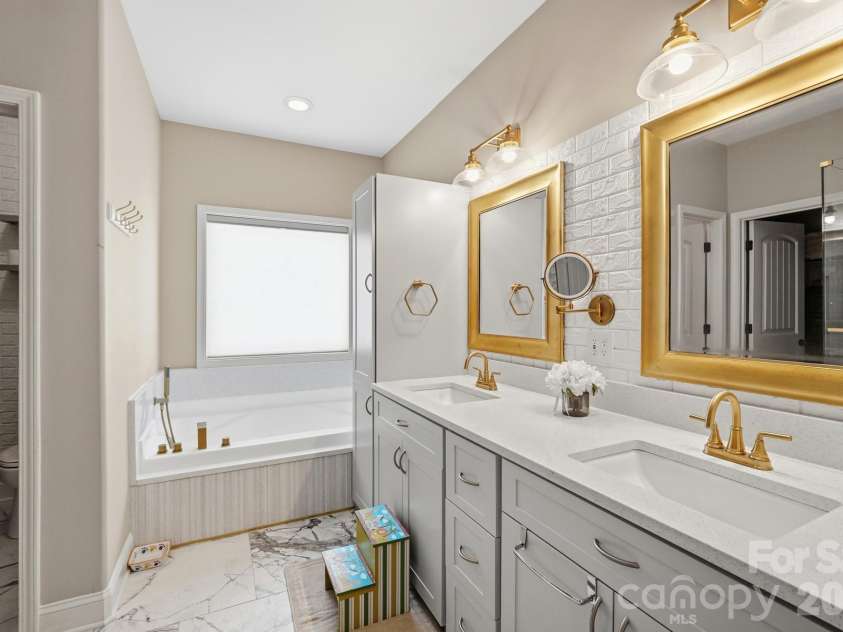 1711 Laurel Hill Drive, Waxhaw, NC 28173.  MLS# CAR4381544, YatesRealty ID 24808. 