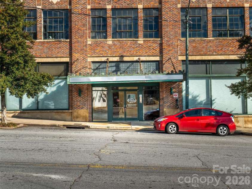 100 Coxe Avenue, Asheville, NC 28801.  MLS# CAR4335488, YatesRealty ID 24809. 