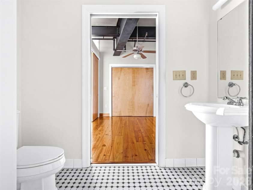 100 Coxe Avenue, Asheville, NC 28801.  MLS# CAR4335488, YatesRealty ID 24809. 