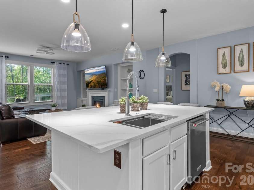 111 Abbeville Lane, Mooresville, NC 28117.  MLS# CAR4368339, YatesRealty ID 24809. Large Kitchen Island