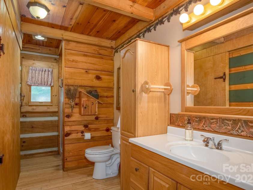 55 Bearwallow Road, Leicester, NC 28748.  MLS# CAR4278949, YatesRealty ID 24812. Bathroom