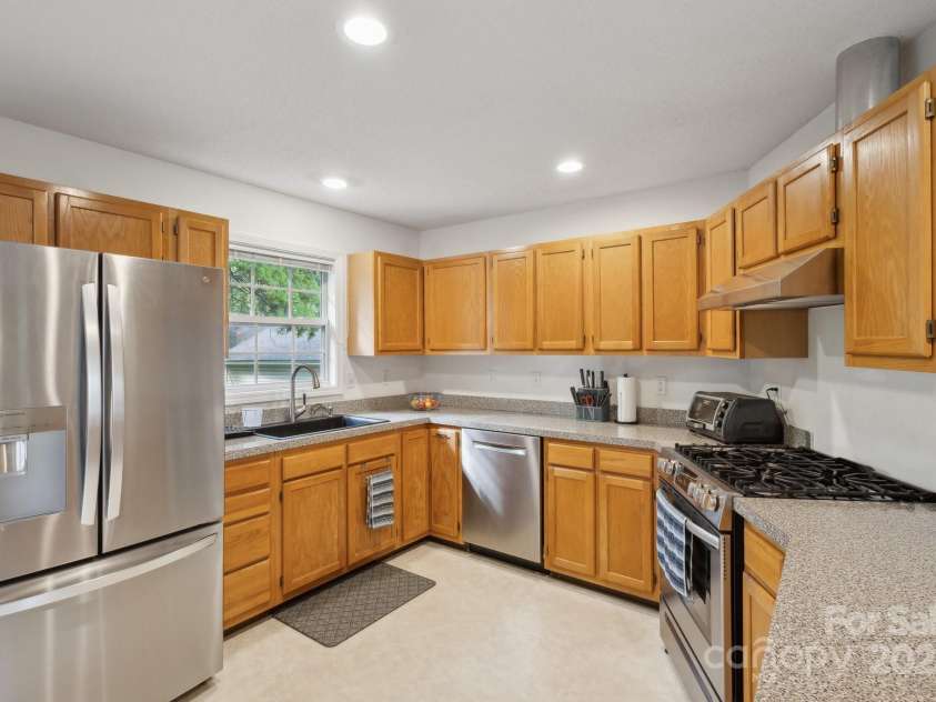 3721 Conway Avenue, Charlotte, NC 28209.  MLS# CAR4263986, YatesRealty ID 24813. 