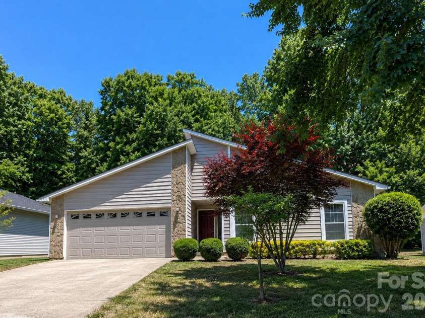 7636 Eastbourne Road, Charlotte, NC 28227.  MLS# CAR4384682, YatesRealty ID 24813. 