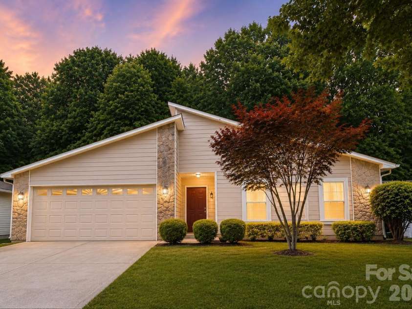 7636 Eastbourne Road, Charlotte, NC 28227.  MLS# CAR4384682, YatesRealty ID 24813. 