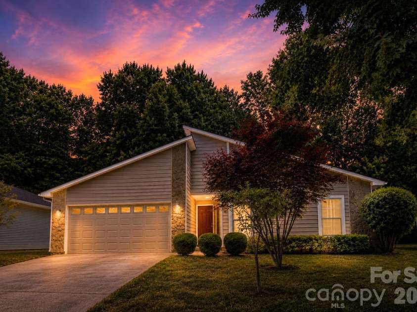 7636 Eastbourne Road, Charlotte, NC 28227.  MLS# CAR4384682, YatesRealty ID 24813. 