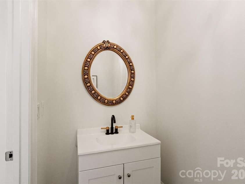 11204 Wescott Hill Drive, Huntersville, NC 28078.  MLS# CAR4384278, YatesRealty ID 24814. Half Bath 