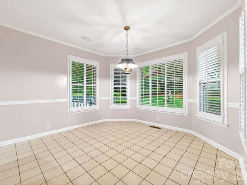 2804 Wimbledon Drive, Gastonia, NC 28056.  MLS# CAR4376535, YatesRealty ID 24815. Eat in kitchen nook.
