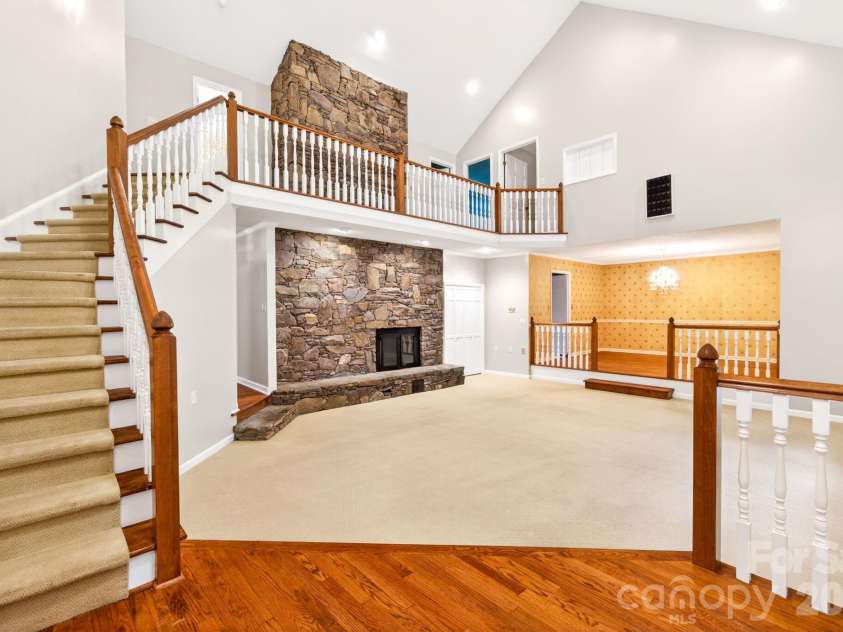 2804 Wimbledon Drive, Gastonia, NC 28056.  MLS# CAR4376535, YatesRealty ID 24815. Entry landing.