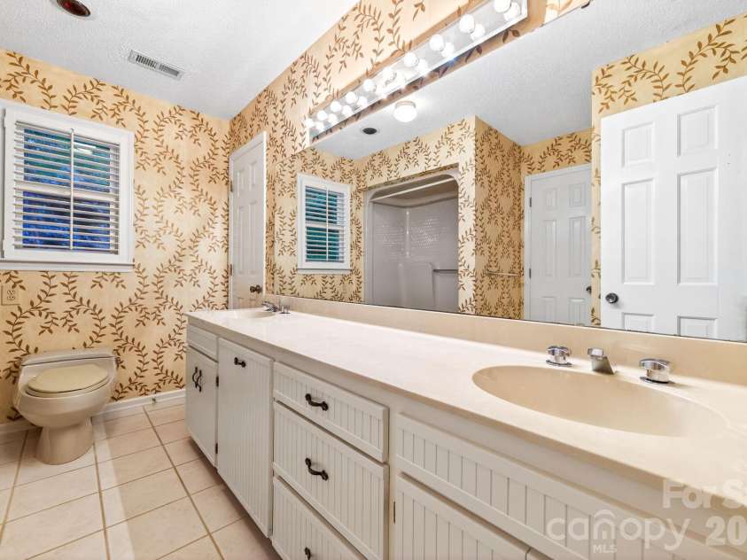 2804 Wimbledon Drive, Gastonia, NC 28056.  MLS# CAR4376535, YatesRealty ID 24815. Large upstairs bathroom.