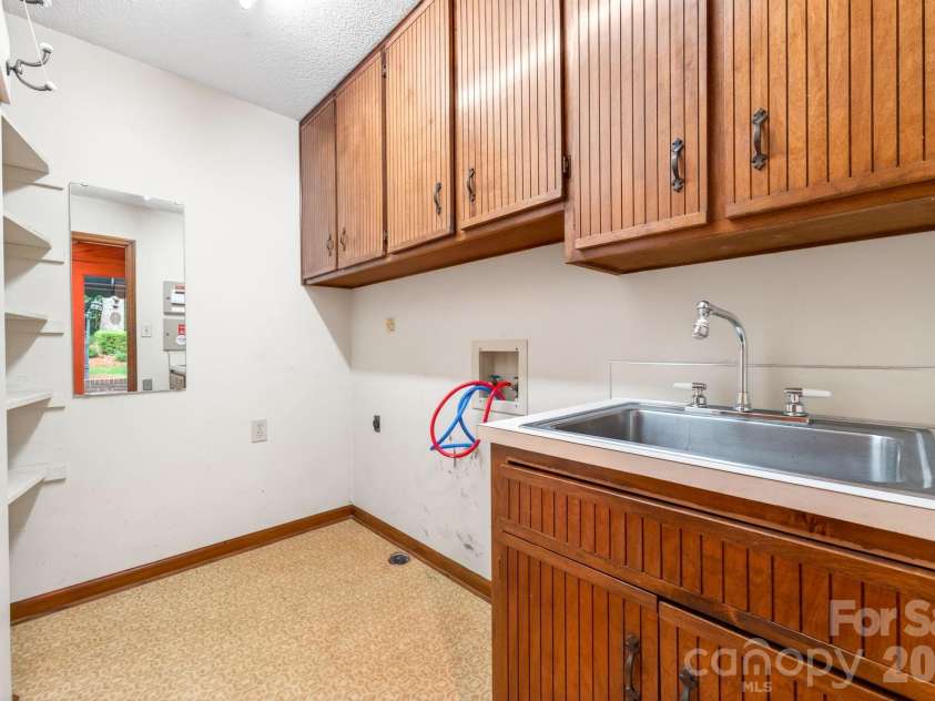 2804 Wimbledon Drive, Gastonia, NC 28056.  MLS# CAR4376535, YatesRealty ID 24815. Laundry room.
